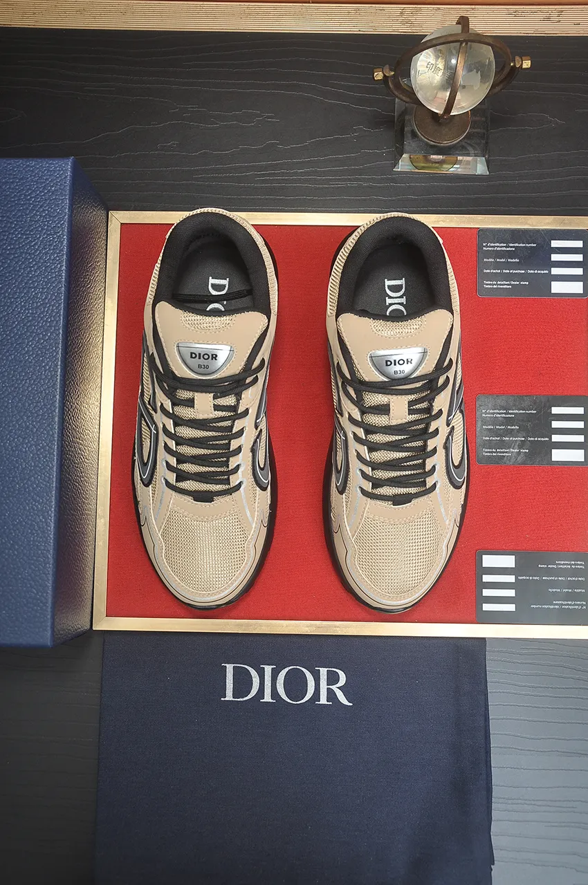 Men's men's shoes 💰: 500💶 (top original order) Brand: Dior (Dior) Standard code: Men's code 38-44 (45 customized) Grade: Same as the official website Material: Top original cowhide spliced ​​together Original wear-resistant and lightweight outsole Style category: Fashionable casual shoes Distinguished luxury brand elements top luxury Color: Actual picture color